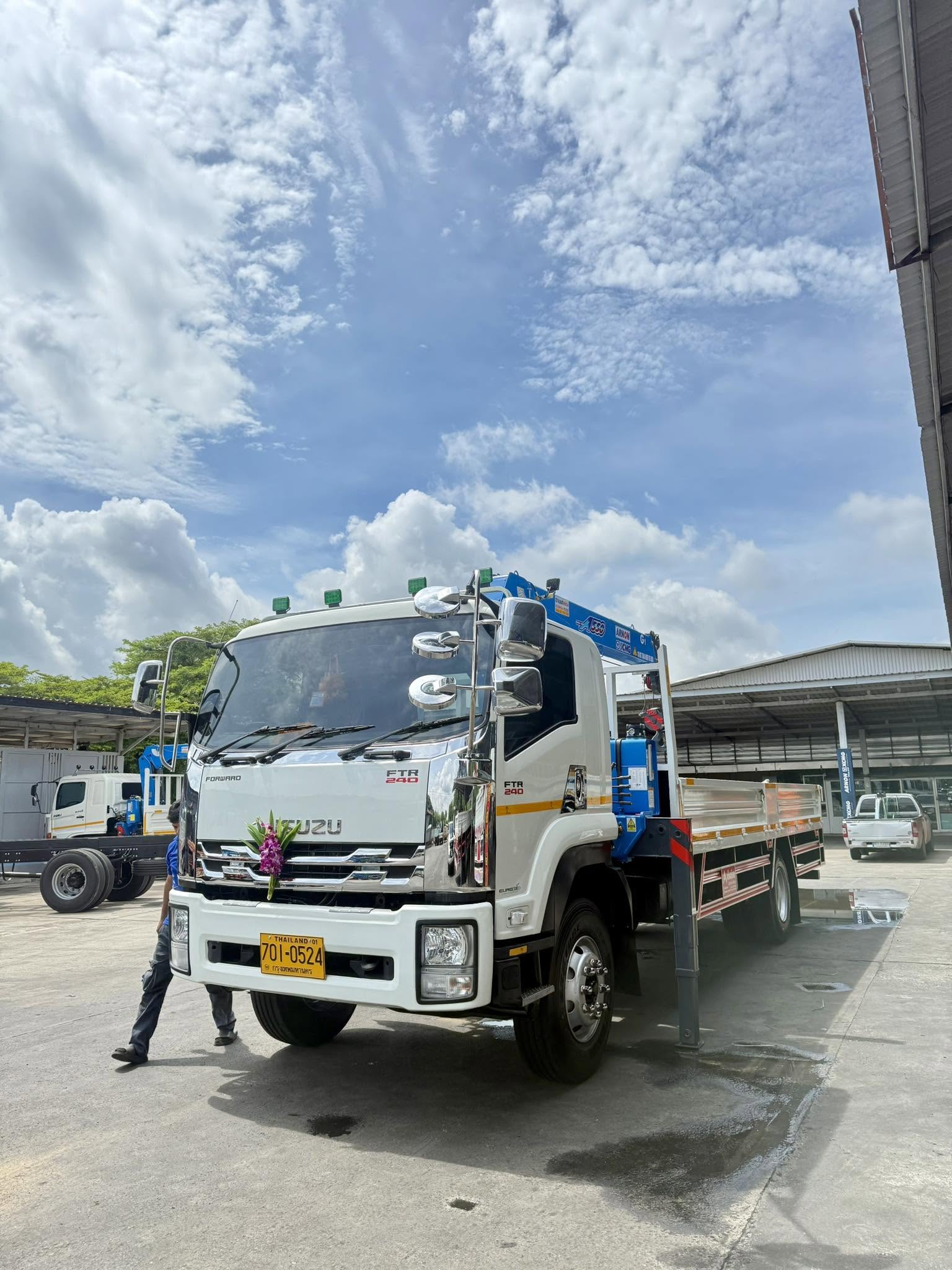 รถเฮี๊ยบ Isuzu ติดเครนของ HIAB SERVICE พร้อมให้บริการ