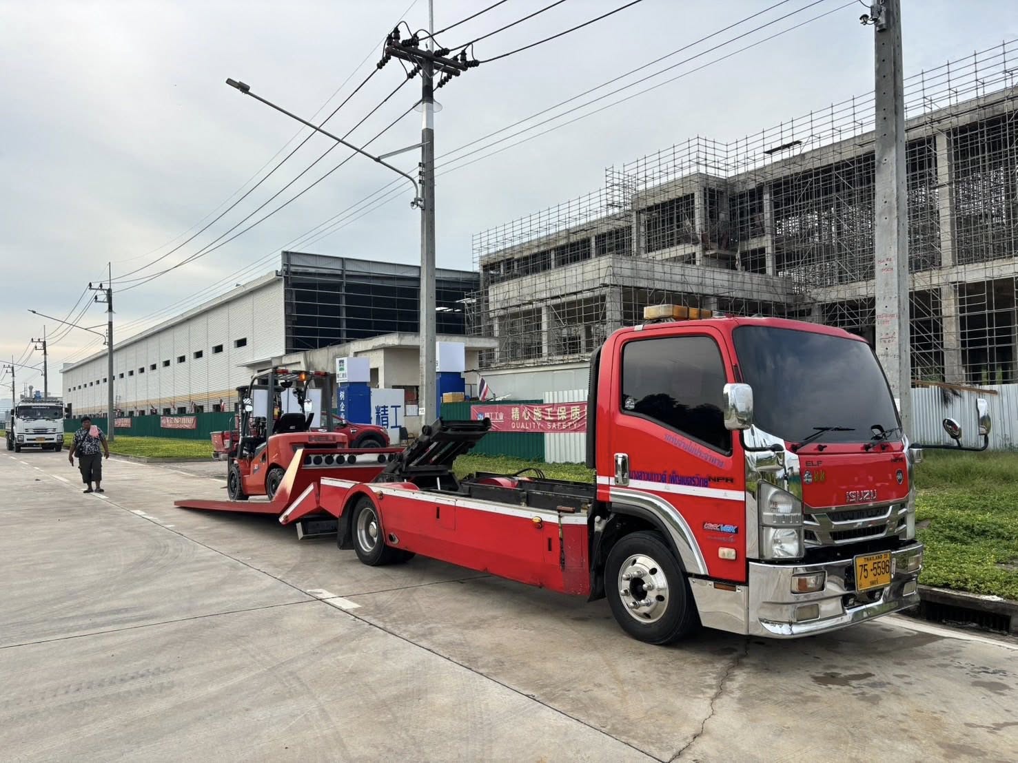 ขนย้ายวัสดุก่อสร้างเข้าหน้างาน